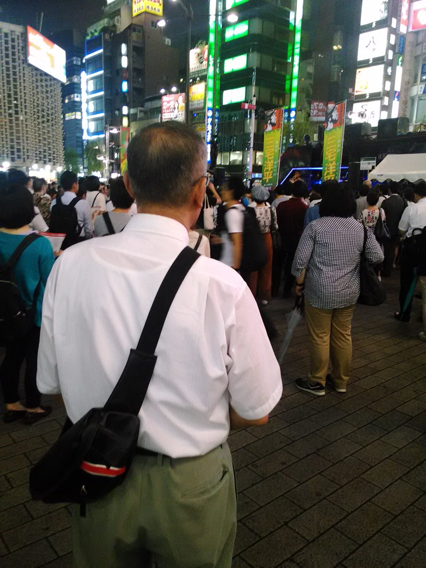 一歩下がって、ビール片手に選挙フェス